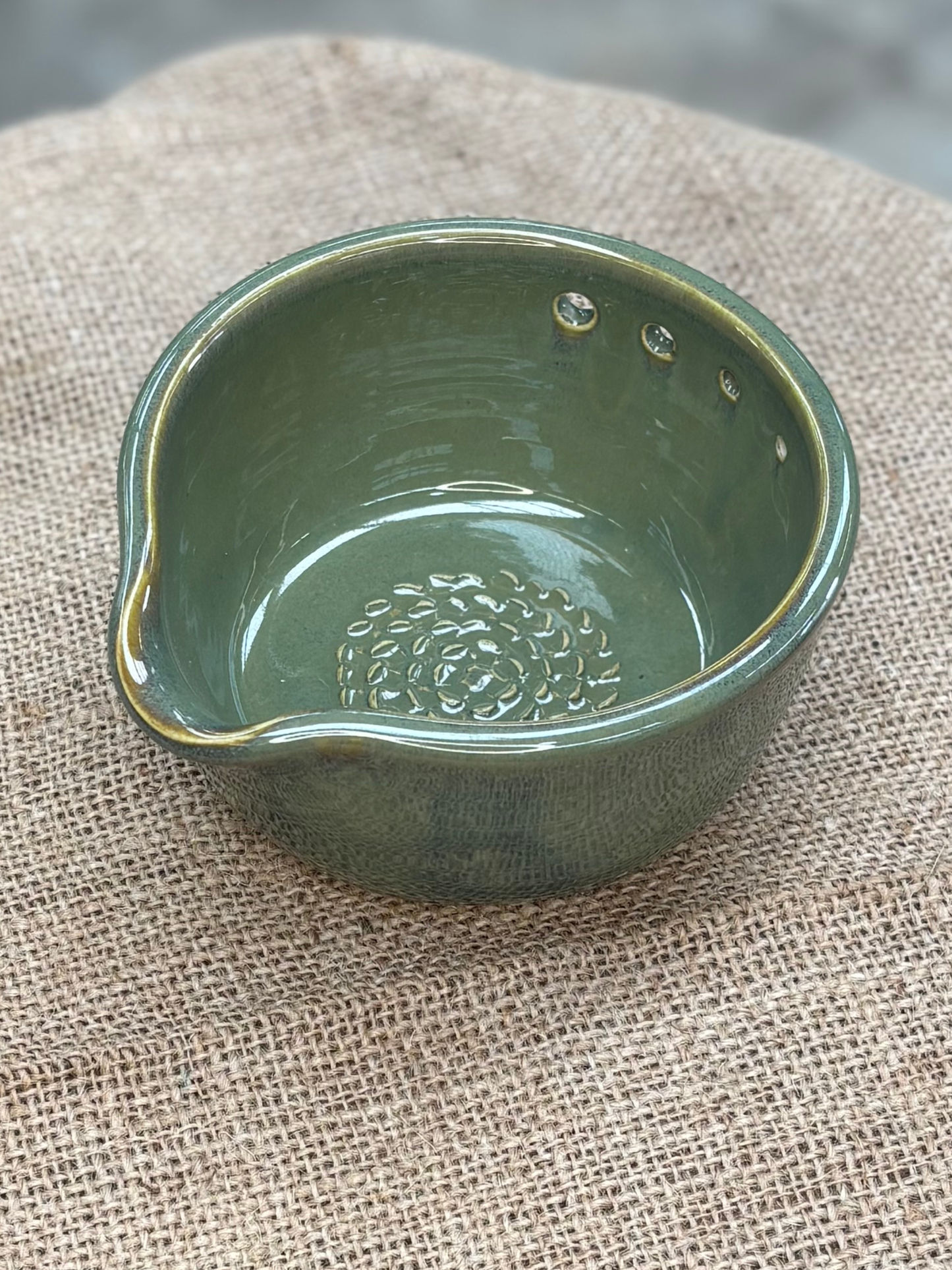 Herb_Shedder_and_Garlic_Grater_Bowl