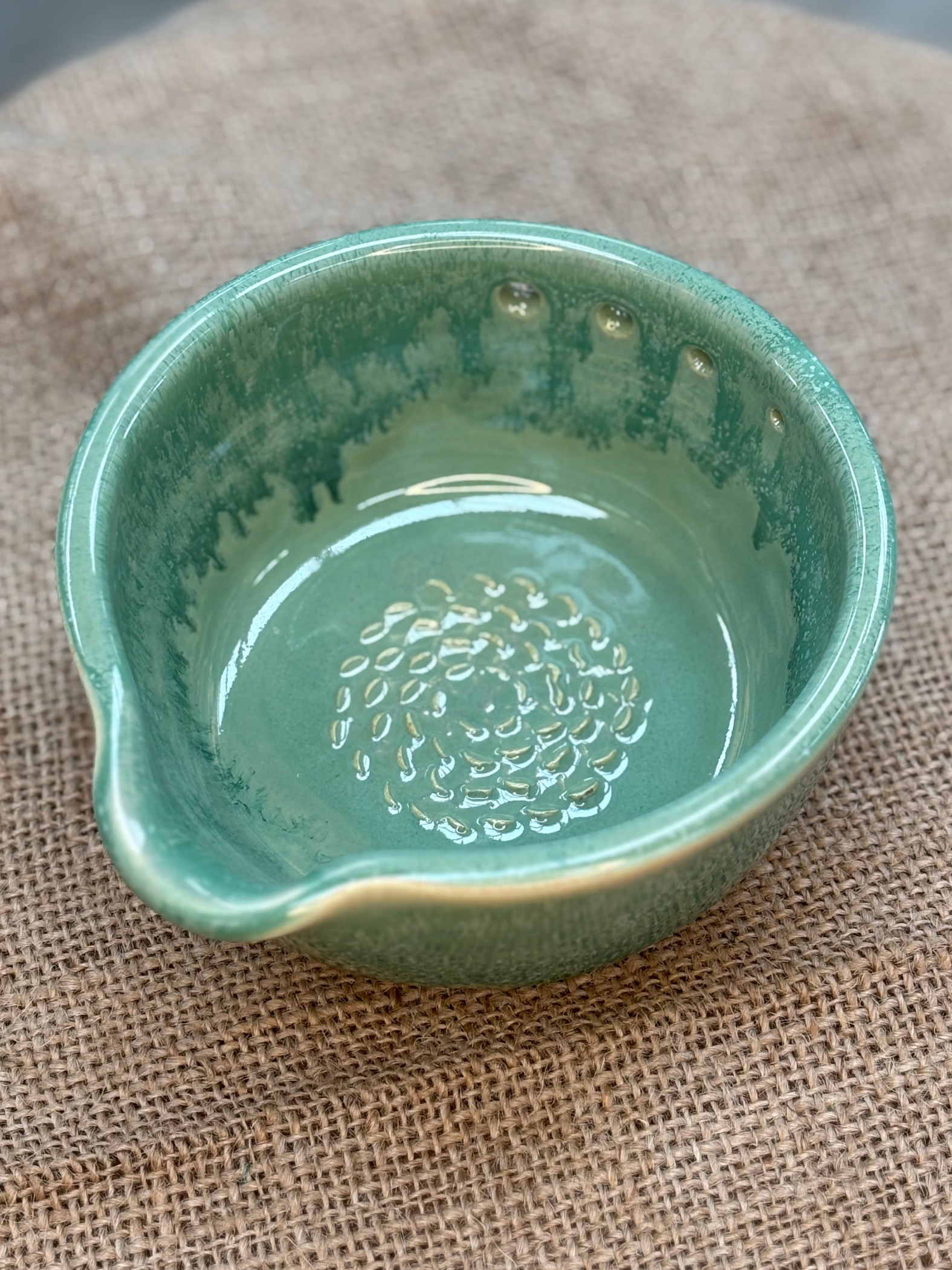 Herb_Shedder_and_Garlic_Grater_Bowl